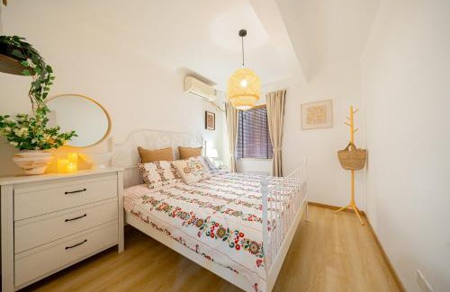 Xuhui Apartment | Shanghai Hills & Well-time Woodland 2B Suite close to Photospot Wukang Mansion