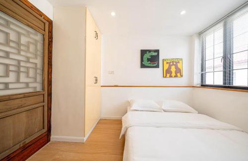Huaihai Road Commercial Area Apartment | Shanghai Hills&ZINN 2BR Retreat with Kitchen, Near Key Institutions