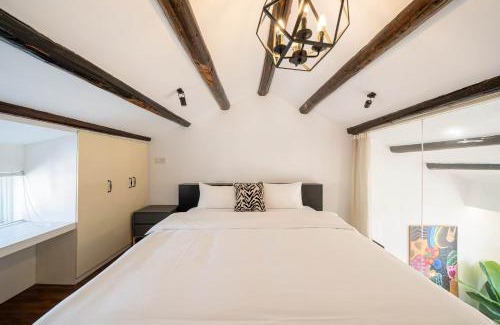 Huaihai Road Commercial Area Apartment | Shanghai Hills&ZINN 2BR Retreat with Kitchen, Near Key Institutions
