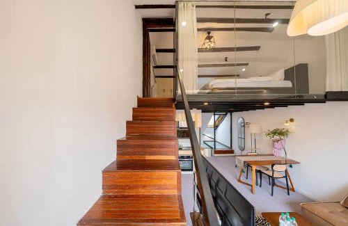 Huaihai Road Commercial Area Apartment | Shanghai Hills&ZINN 2BR Retreat with Kitchen, Near Key Institutions