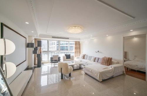 Downtown Shanghai Apartment | Shanghai Yidu Homestay-160m from People's Square subway station and close to the Bund
