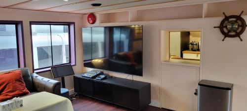 Central Boat Rental | Shangri-la Cheer