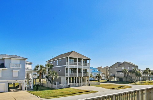 Pirates Beach House | ShangriLaLa