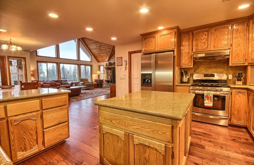 Mariposa Cabin | Shanks' lodge is the ultimate home in the woods for large groups.