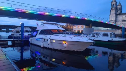Athlone Boat Rental | Shannon River Escape in the center of Athlone