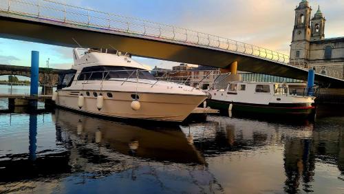 Athlone Boat Rental | Shannon River Escape in the center of Athlone