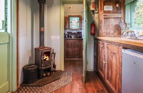 Newcastle-on-Clun Cottage | SHANTI, pet friendly, character holiday cottage in Beguildy