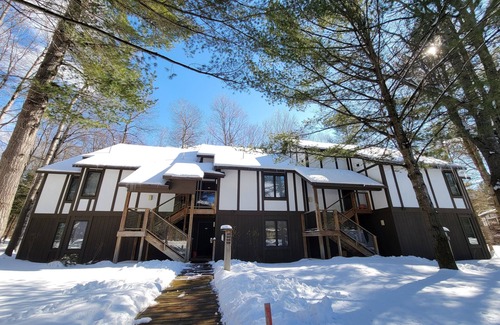 Bellaire Condo | Shanty Creek 2 bed/2 bath in Bellaire offers fun for all seasons-ski, golf, hike