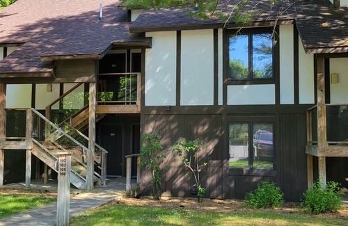 Bellaire Condo | Shanty Creek 2 bed/2 bath in Bellaire offers fun for all seasons-ski, golf, hike