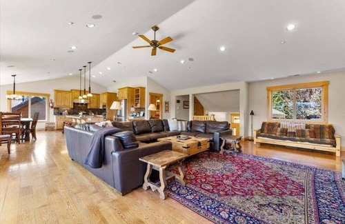 South Lake Tahoe House | Shaquinaw – Unmatched Mountain Views in Lake Tahoe