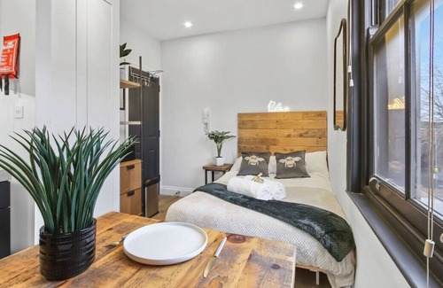 Notting Dale Apartment | Shared Bathroom - Very Close to Station