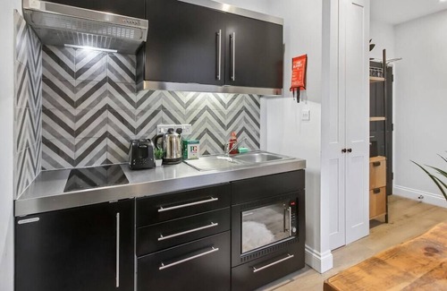 Notting Dale Apartment | Shared Bathroom - Very Close to Station