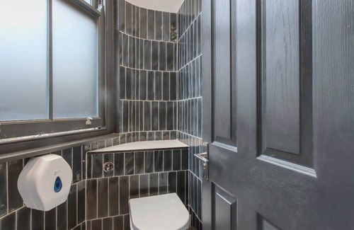 Notting Dale Apartment | Shared Bathroom - Very Close to Station