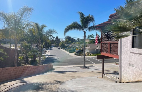 Loma Alta House | Shared Charming 1-bedroom with WiFi, AC in quaint Oceanside