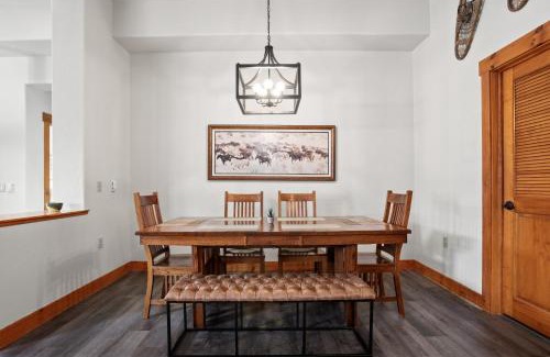 Steamboat Springs House | Shared Hot Tub,1 Car Garage, Dining & Grocery, Walk to Shops, On Bus Route