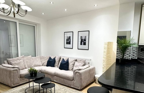 East Acton House | Shared Relaxing Room in Spacious House