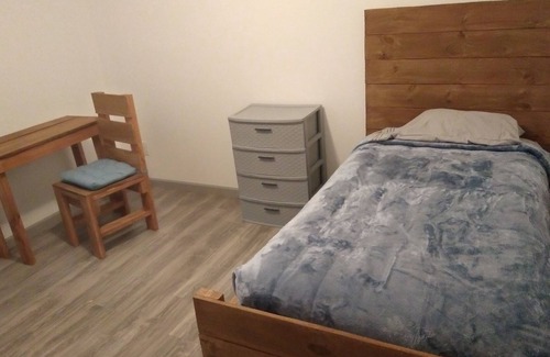 Cedar Crest House | Shared Rooms $28 per nite.... ask about our private rooms K4699435224