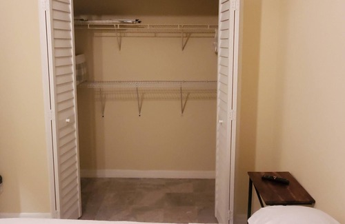 County Line Coalition Apartment | Sharing bedroom with bathroom in a beautifully home near Tampa Premium Outlets,