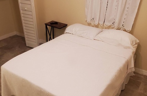 County Line Coalition Apartment | Sharing bedroom with bathroom in a beautifully home near Tampa Premium Outlets,