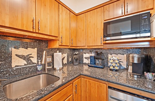 Kahana Condo | 🌈 Sharing our Blessings! Spectacular Views, Sunsets, Whales, Rainbows🌈