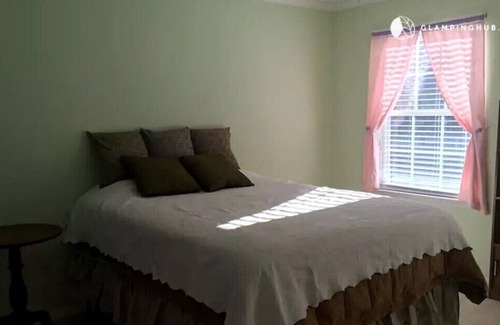 Sharon House | Sharon Manor: gather friends and family with river access and stunning views!