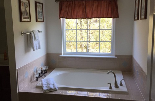 Sharon House | Sharon Manor: gather friends and family with river access and stunning views!