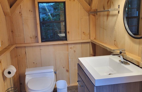 Faraday Cottage | SHARON'S LAKEVIEW COTTAGE - WATERFRONT PROPERTY! SUMMER AVAILABILITY!