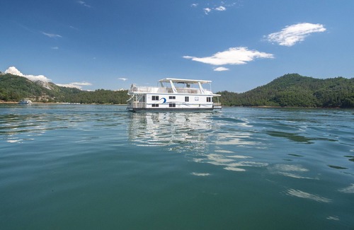 Lakehead Boat Rental | Shasta Marina Thoroughbred Houseboat