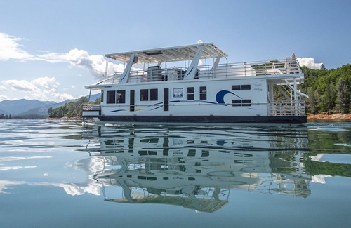 Lakehead Boat Rental | Shasta Marina Thoroughbred Houseboat.
