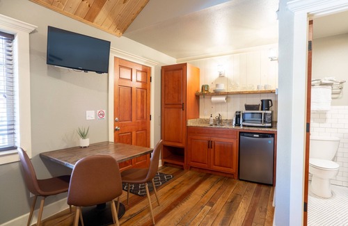 McCloud Cabin | Shasta View Lodge - Cabin 4