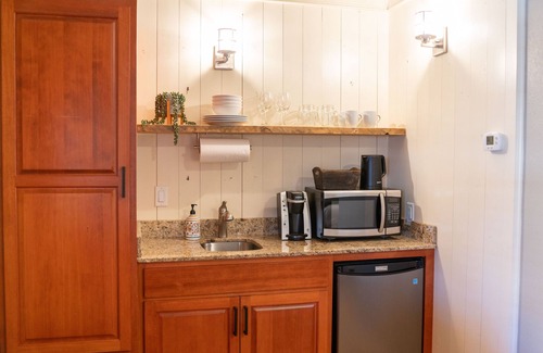 McCloud Cabin | Shasta View Lodge - Cabin 4