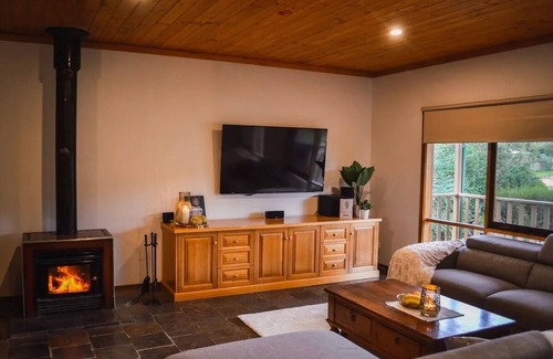 Eildon Cabin | Shaw Thing Lodge: Wifi, Foxtel, Pet Friendly