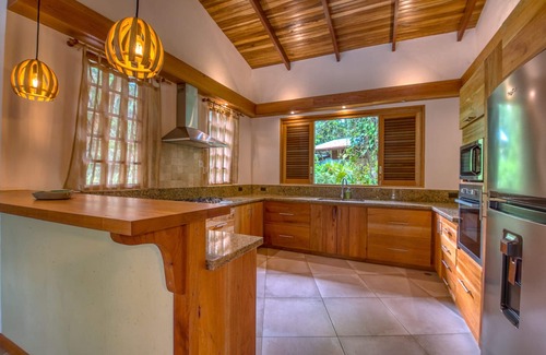 Puerto Viejo de Talamanca Villa | SHAWANDHA RESORT. 3 villas & 3 pools for 26 people