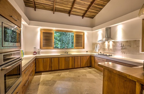 Puerto Viejo de Talamanca Villa | SHAWANDHA RESORT. 3 villas & 3 pools for 26 people