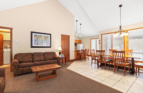 East Stroudsburg Resort | Shawnee on Delaware, PA: 2BR Resort Pool, Hike, Bike, Ski, Fish Near Attractions