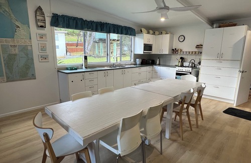 Happy Valley House | Shearwater - Spacious family holiday rental in Happy Valley