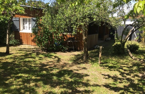 Piraillan House | Shed with covered terrace and private garden