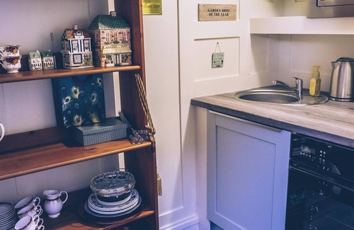 Belfast Cabin | Sheddington Manor -2 Bedroom Guest House & Cinema