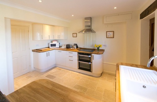 Snowshill Village House | Sheepscombe Byre, sleeps 4 guests. This property boasts stunning views.