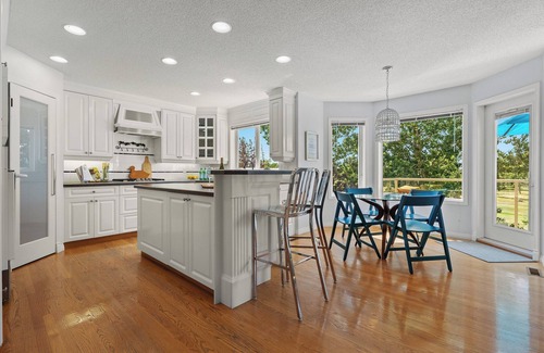 Southeast Calgary House | SHEER PERFECTION on Golf Course; Mountain Views, 5BR, HOT TUB, Pool Table & AC