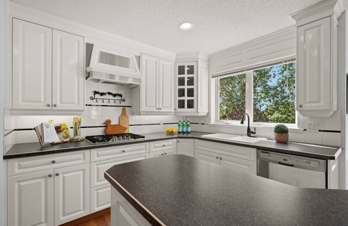Southeast Calgary House | SHEER PERFECTION on Golf Course; Mountain Views, 5BR, HOT TUB, Pool Table & AC