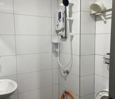 Kampung Bukit Dukong Apartment | Sheera Islamic Homestay 2r2bathroom Free Wifi with tv channels Netflix Coway Water