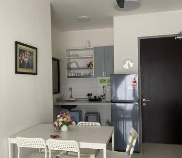 Kampung Bukit Dukong Apartment | Sheera Islamic Homestay 2r2bathroom Free Wifi with tv channels Netflix Coway Water