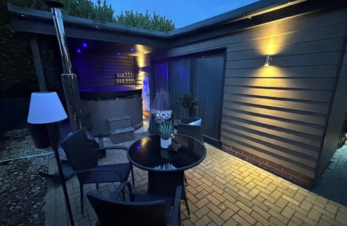 Ridgeway Apartment | Sheffield-apartment-sleeps4-parking-hottub
