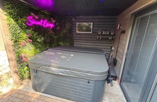 Ridgeway Apartment | Sheffield-Apartment-Sleeps4-Parking-HotTub