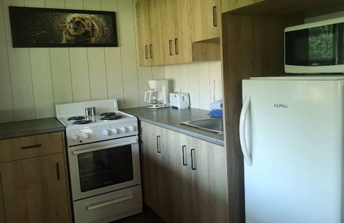 Sainte-Marguerite Ski Chalet | Sheira Shack: riverside, campfire, Wi-Fi, AC, BBQ, for 2, pets welcome!