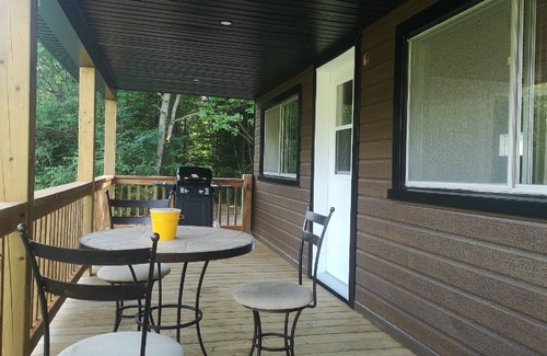 Sainte-Marguerite Ski Chalet | Sheira Shack: riverside, campfire, Wi-Fi, AC, BBQ, for 2, pets welcome!