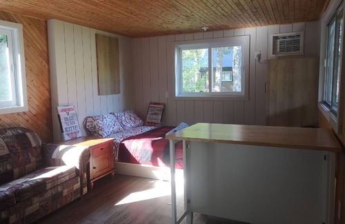 Sainte-Marguerite Ski Chalet | Sheira Shack: riverside, campfire, Wi-Fi, AC, BBQ, for 2, pets welcome!