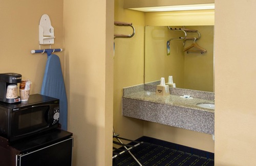 Ellendale Hotel | SHELBY INN