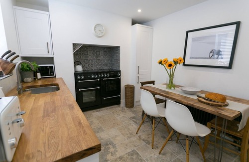 Menai Bridge Apartment | Shell Cottage - a dog that sleeps 4 guests in 2 bedrooms